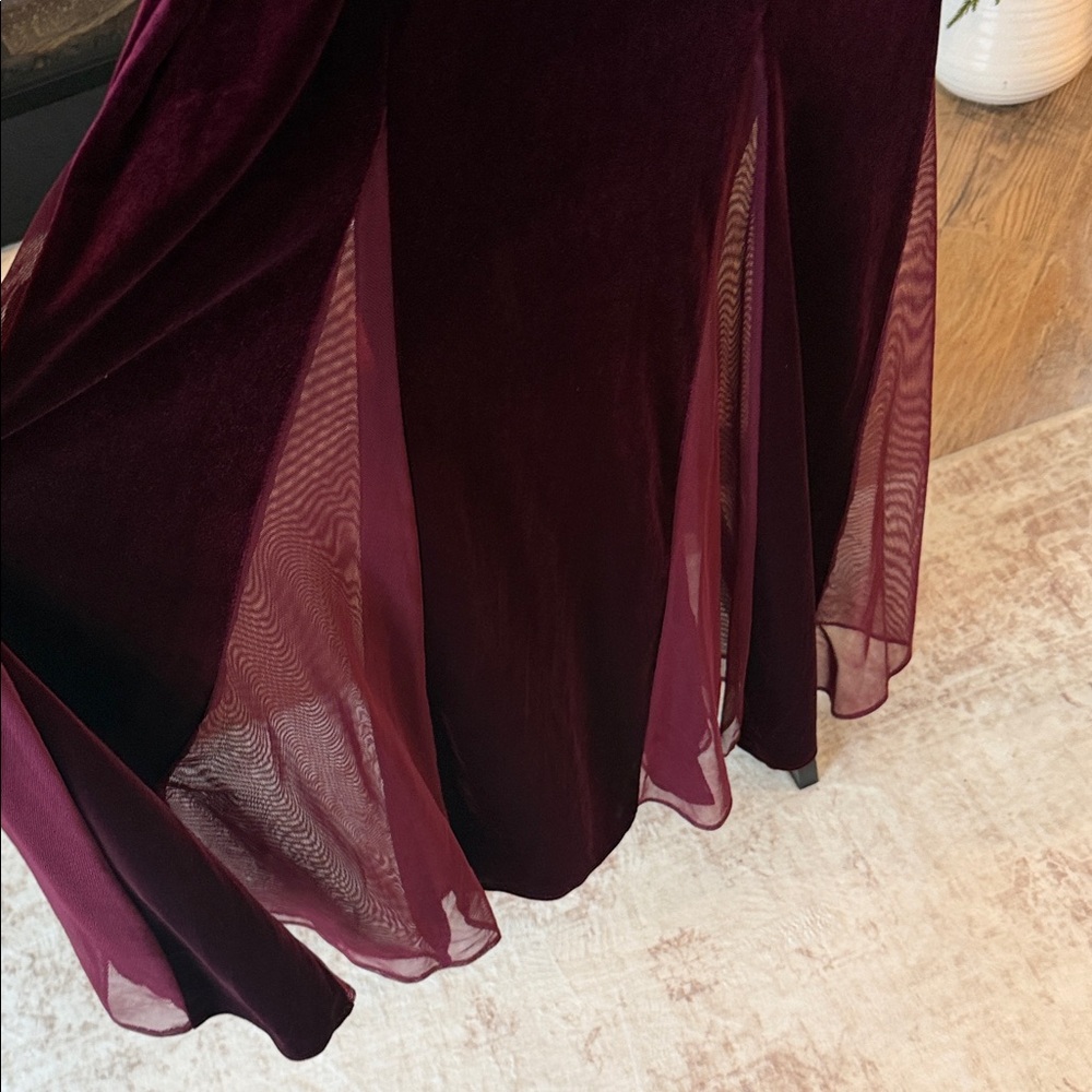 Elegant Sleeveless Burgundy Maxi Dress - Picture 3 of 5